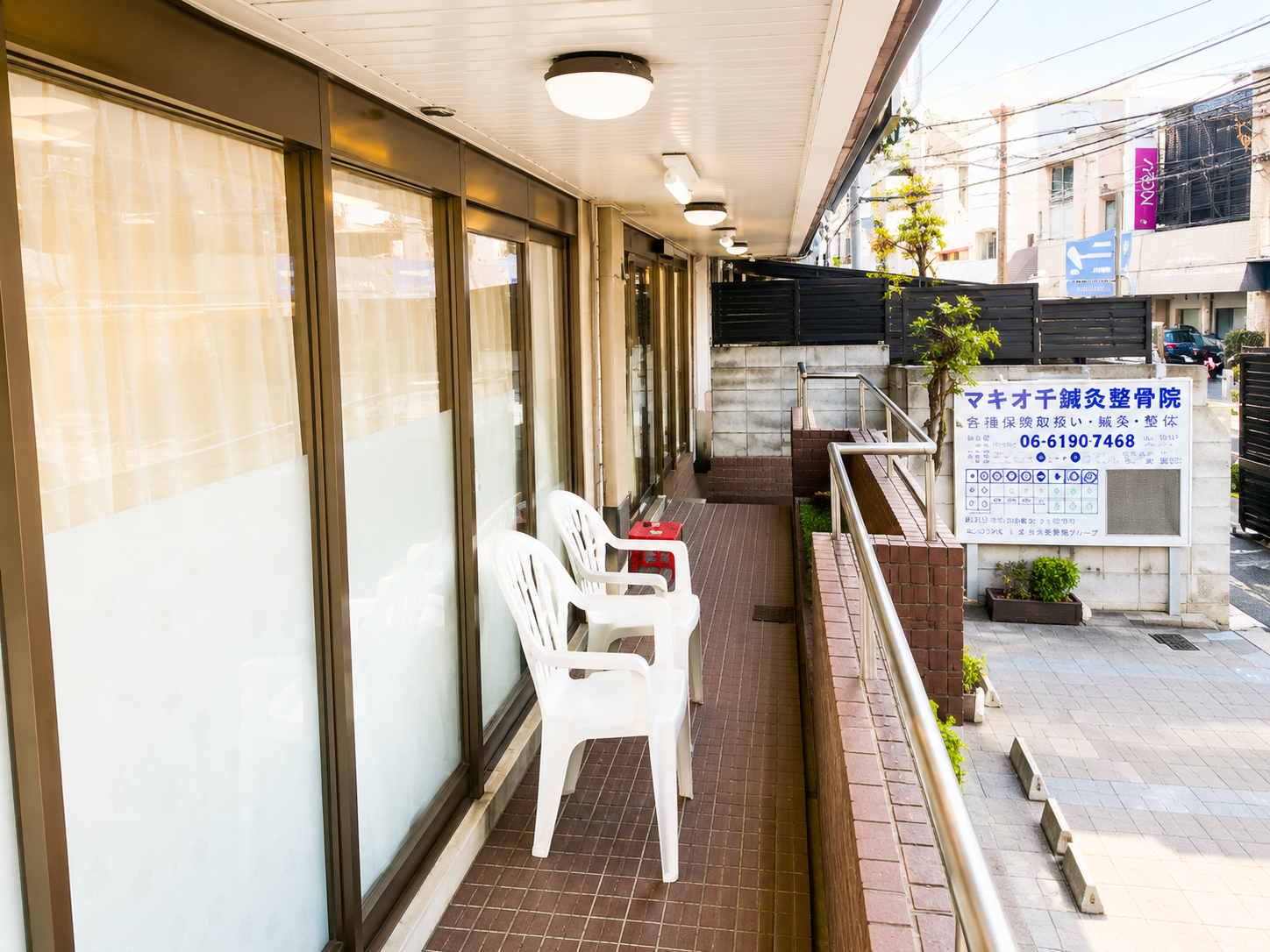 マキオチ鍼灸整骨院の入口前通路